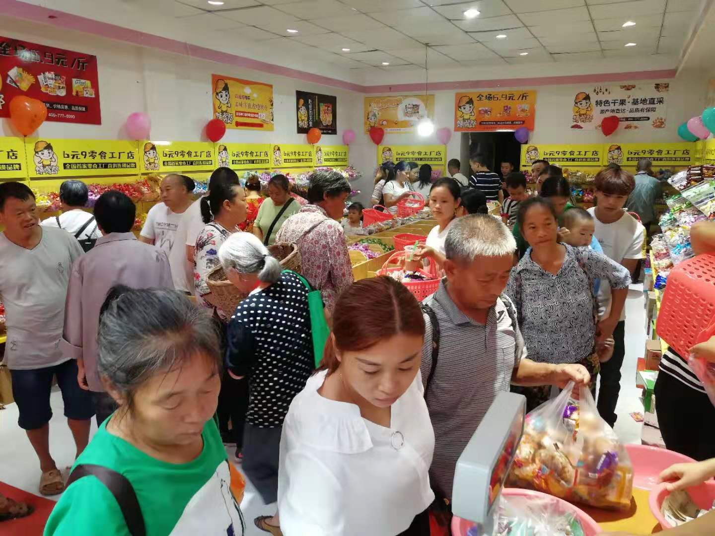 饞嘴郎6元9零食加盟店開業盛況，單日營業額破萬，圈粉無數！